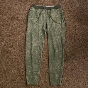 Lululemon Jogger Pants- green size large